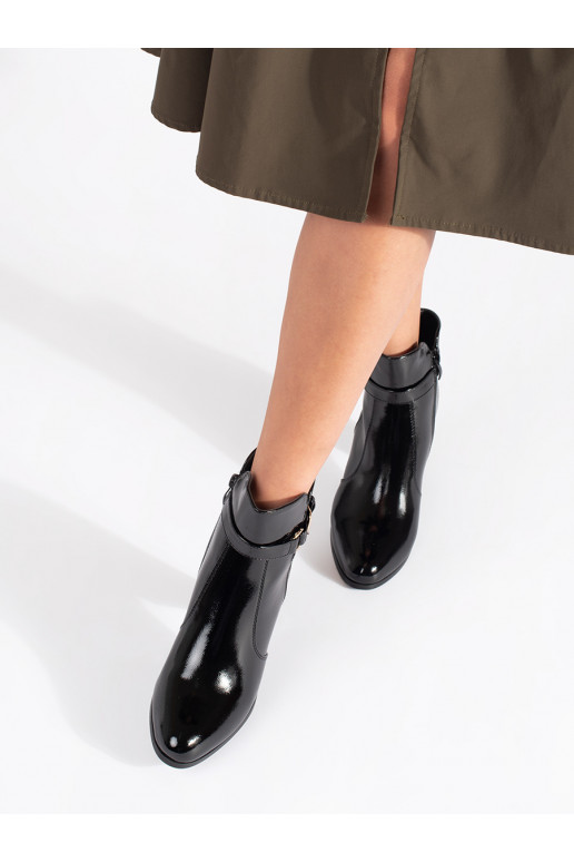 Must lakitud poolsaapad  Sergio Leone