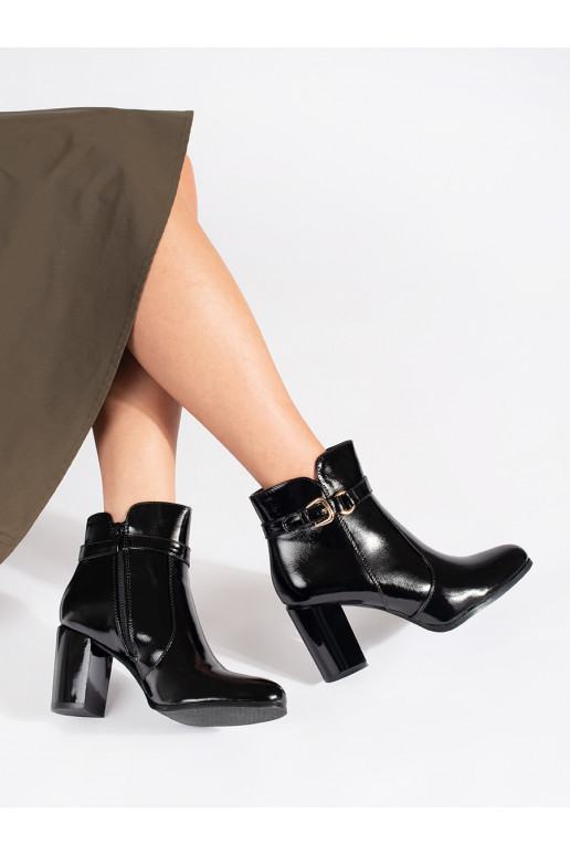 Must lakitud poolsaapad  Sergio Leone