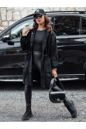 Naiste pikk kapuutsiga...