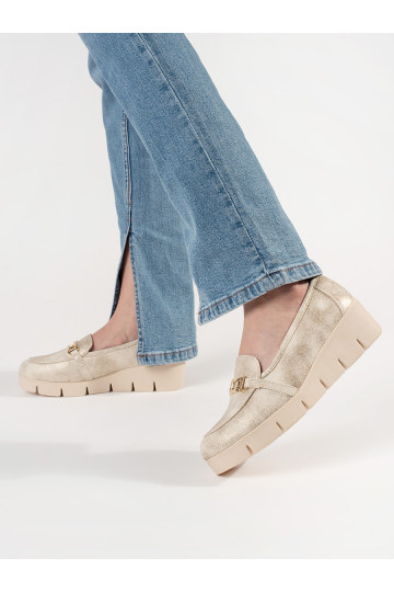 Kuldset värvi mokassiinid