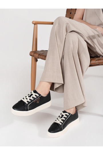 Must   Naiste kingad platvormiga