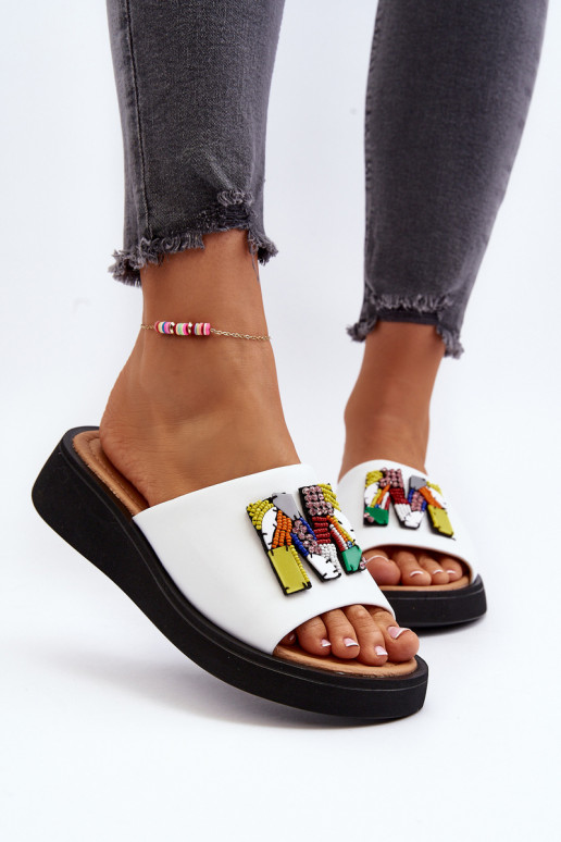 Plätud naturaalsest nahast  kaunistustega valget värvi Asames Plätud naturaalsest nahast  kaunistustega valget värvi Asames