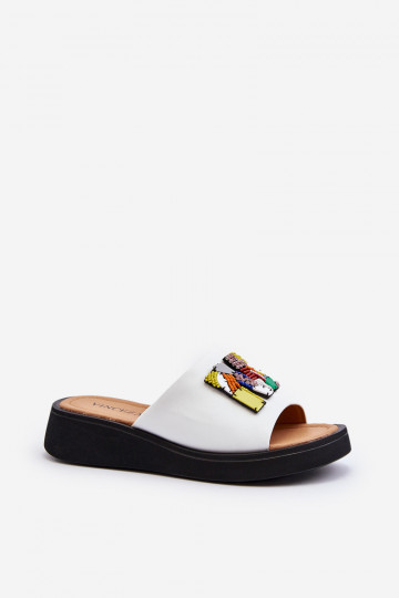 Plätud naturaalsest nahast  kaunistustega valget värvi Asames 2