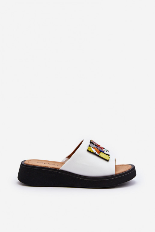 Plätud naturaalsest nahast  kaunistustega valget värvi Asames Plätud naturaalsest nahast  kaunistustega valget värvi Asames