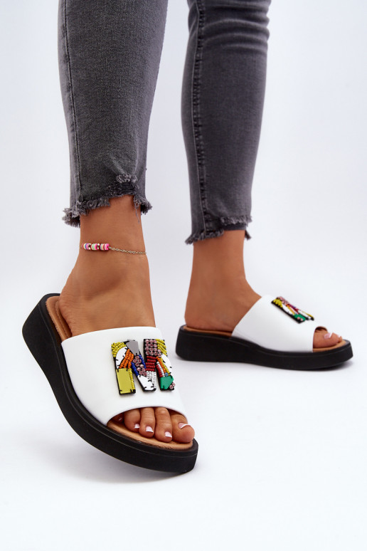 Plätud naturaalsest nahast  kaunistustega valget värvi Asames Plätud naturaalsest nahast  kaunistustega valget värvi Asames