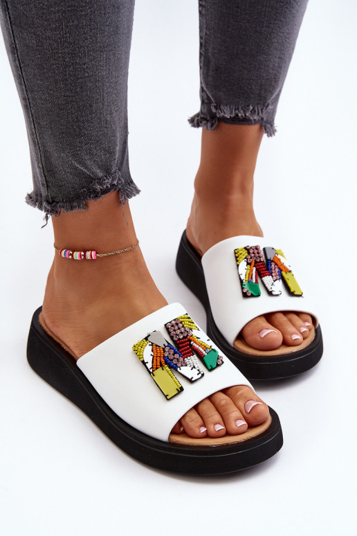 Plätud naturaalsest nahast  kaunistustega valget värvi Asames Plätud naturaalsest nahast  kaunistustega valget värvi Asames