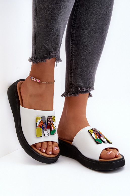 Plätud naturaalsest nahast  kaunistustega valget värvi Asames Plätud naturaalsest nahast  kaunistustega valget värvi Asames