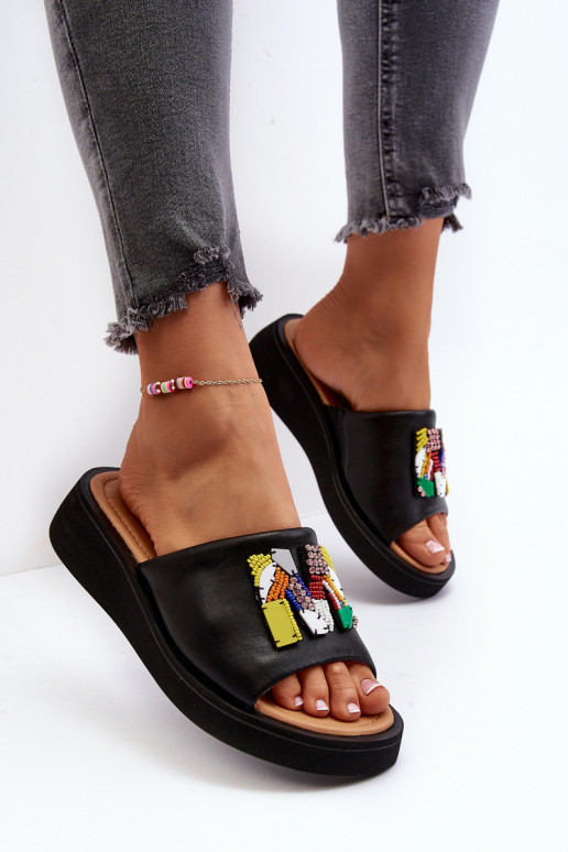 Plätud naturaalsest nahast  kaunistustega Must Asames Plätud naturaalsest nahast  kaunistustega Must Asames