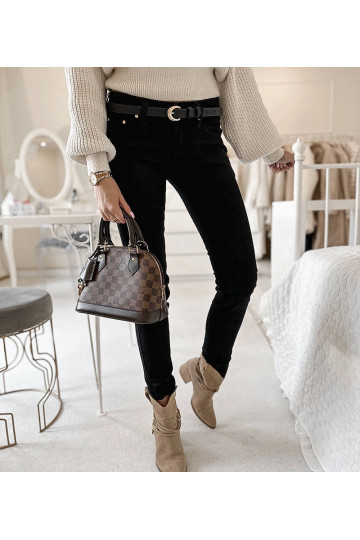 Mustast kangast püksid...