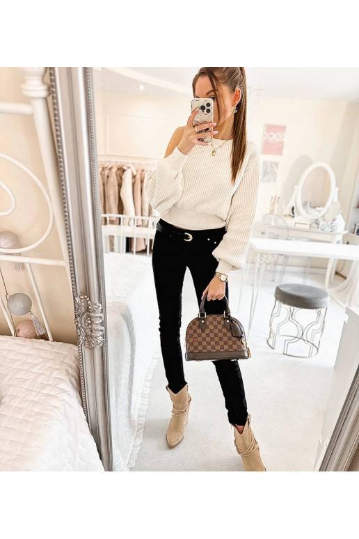 Mustast kangast püksid Sylvaini vööga