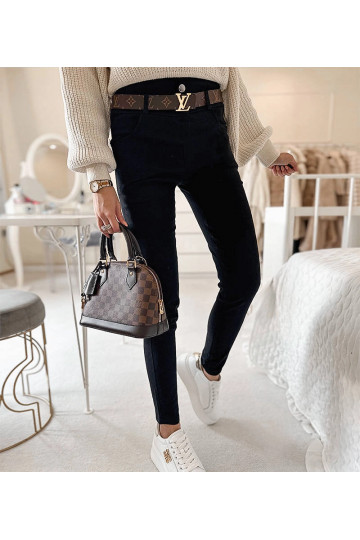 Mustad retuusid kaunistatud...