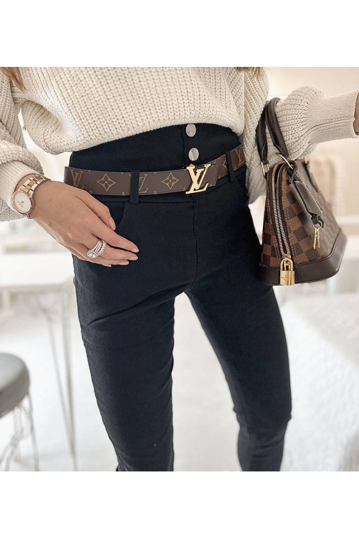 Mustad retuusid kaunistatud nööpidega... Mustad retuusid kaunistatud nööpidega...