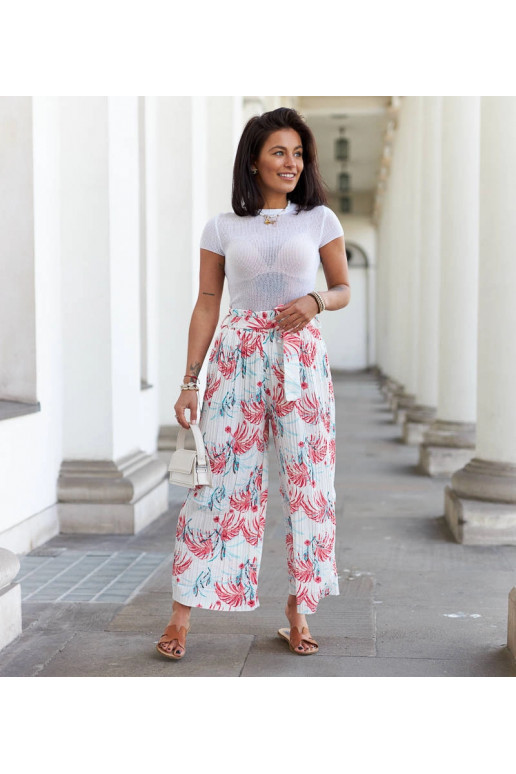 Valged naiste laiad plisseeritud... Valged naiste laiad plisseeritud...