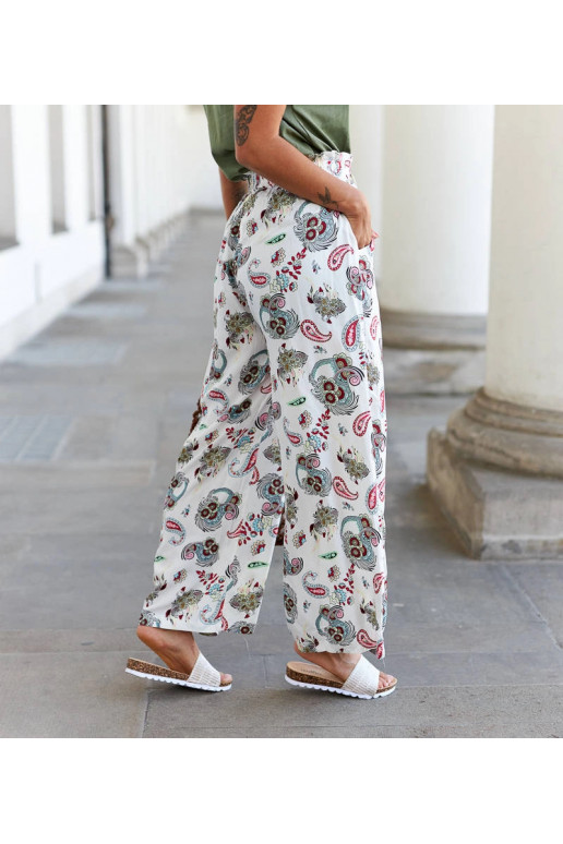 Valged lillelised laia säärega püksid... Valged lillelised laia säärega püksid...