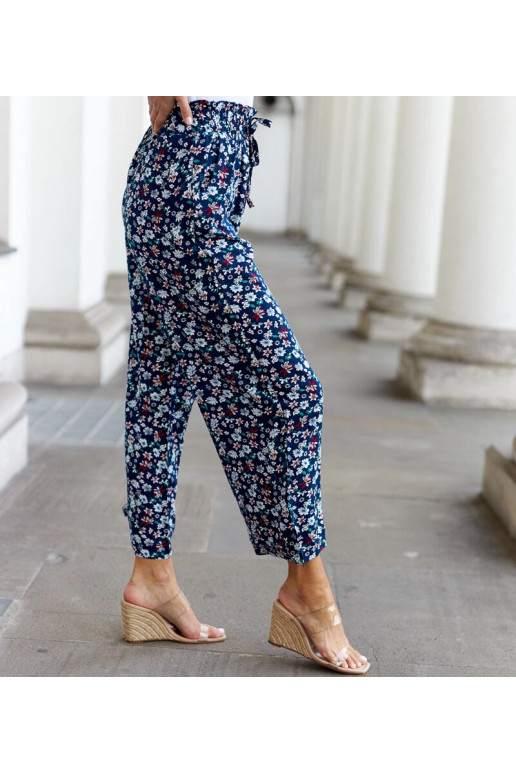 Mustad lillelised laia säärega püksid... Mustad lillelised laia säärega püksid...