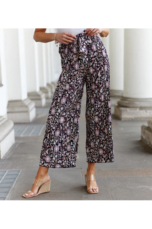 Mustad lillelised plisseeritud püksid... Mustad lillelised plisseeritud püksid...