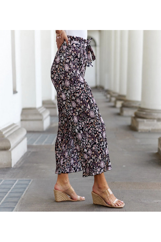 Mustad lillelised plisseeritud püksid... Mustad lillelised plisseeritud püksid...