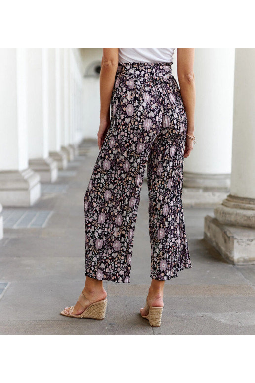 Mustad lillelised plisseeritud püksid... Mustad lillelised plisseeritud püksid...