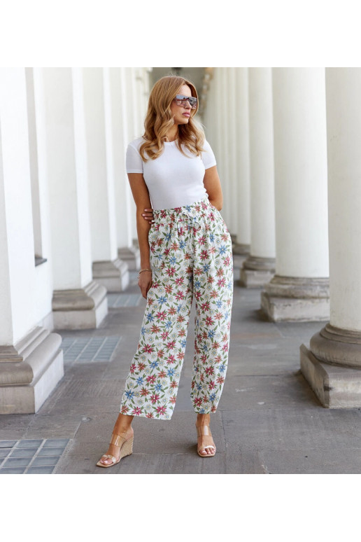 Valged lillelised laia säärega püksid... Valged lillelised laia säärega püksid...