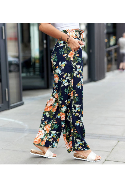 Meresinised laiad püksid lilledega... Meresinised laiad püksid lilledega...