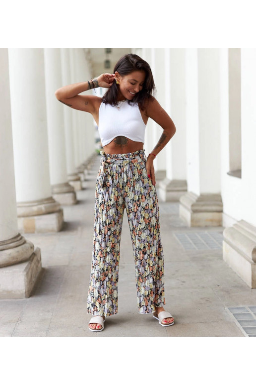 Mustad lillelised plisseeritud püksid...