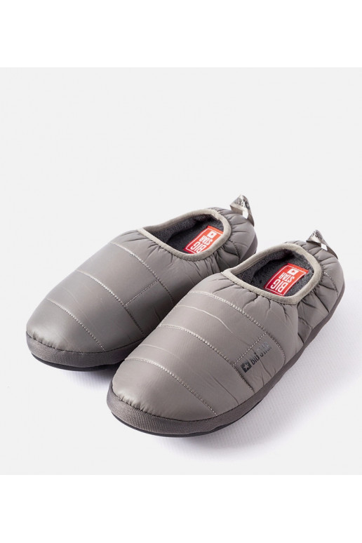 Hallid isolatsiooniga meeste sussid...