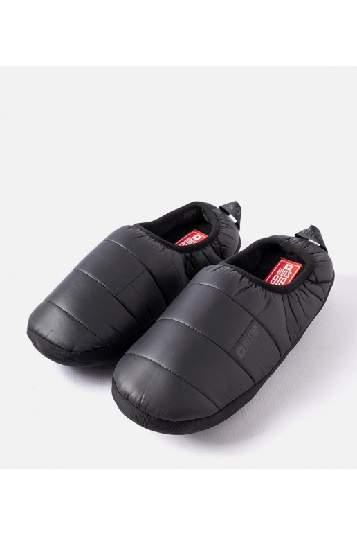 Musta värvi isoleeritud meeste sussid...