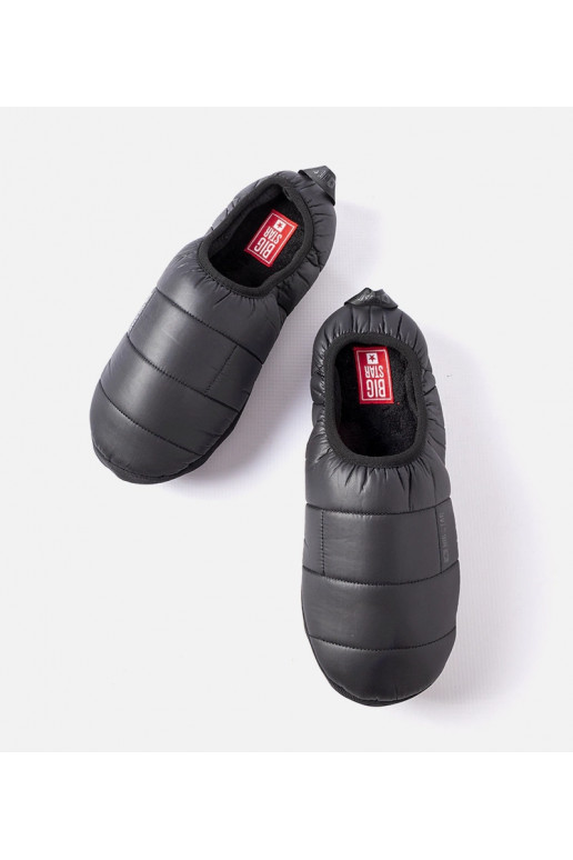 Musta värvi isoleeritud meeste sussid...