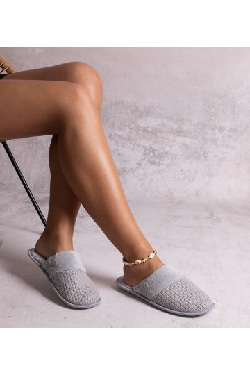 Sira niidiga kaunistatud...