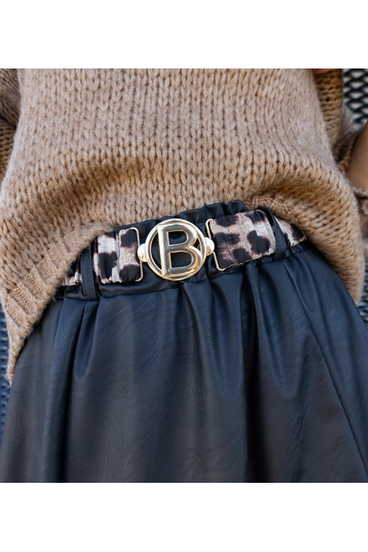 Must pikk seelik, mida kaunistab Hanie loomamotiiviga vöö