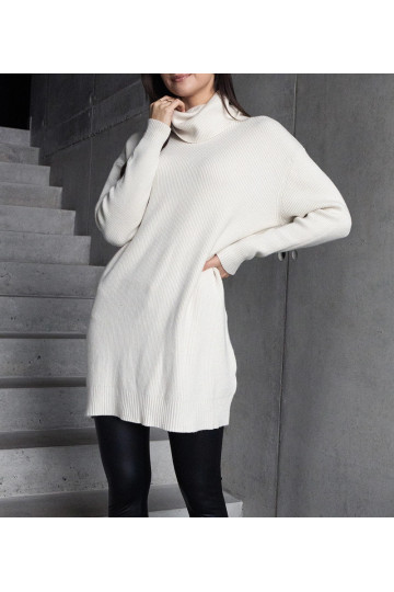 Pikk valge pehme kaelusega...