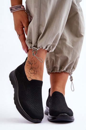 Spordijalatsid Riidest  Must Adiora