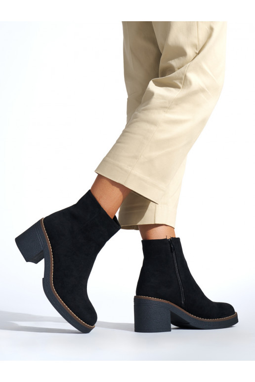 Must naiste saapad kõrge kontsaga