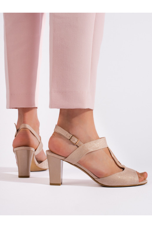 Kuldset värvi kingad kõrge kontsaga Kuldset värvi kingad kõrge kontsaga