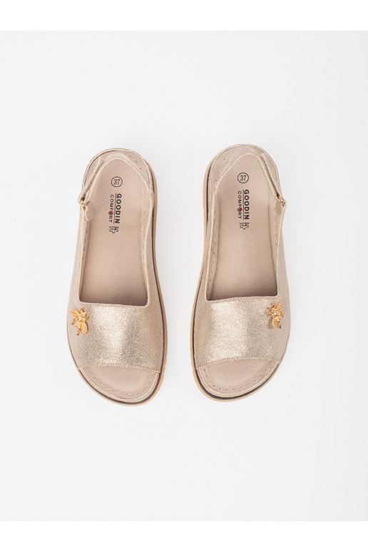 Kuldset värvi kingad platvormiga z przypinką Kuldset värvi kingad platvormiga z przypinką