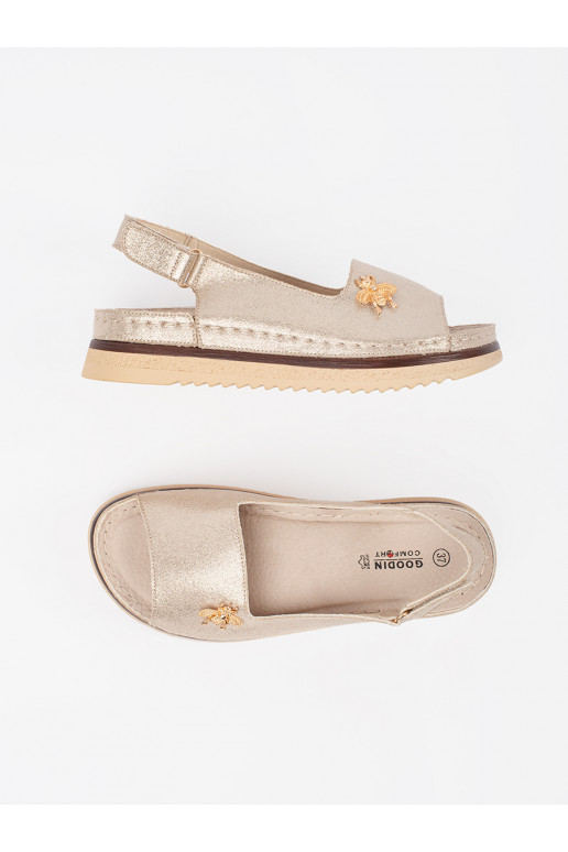 Kuldset värvi kingad platvormiga z przypinką Kuldset värvi kingad platvormiga z przypinką