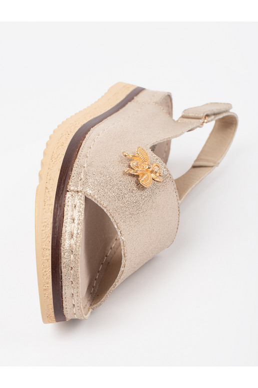 Kuldset värvi kingad platvormiga z przypinką Kuldset värvi kingad platvormiga z przypinką