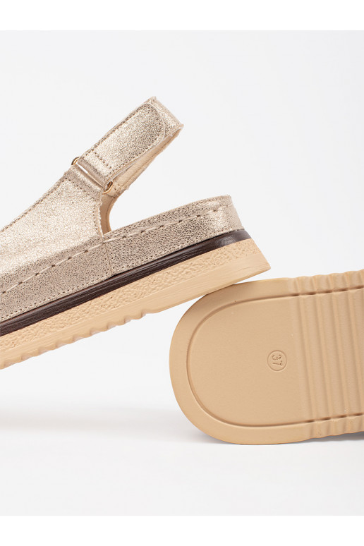 Kuldset värvi kingad platvormiga z przypinką Kuldset värvi kingad platvormiga z przypinką