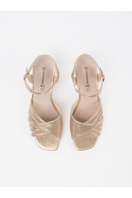 Kuldset värvi  kingad kõrge kontsaga Kuldset värvi  kingad kõrge kontsaga