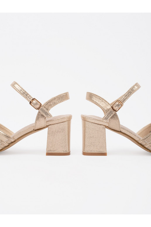 Kuldset värvi  kingad kõrge kontsaga Kuldset värvi  kingad kõrge kontsaga