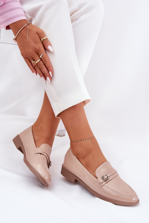 Lakitud mokassiinid  kaunistustega neetide ja pandlaga beeži värvi Mollan