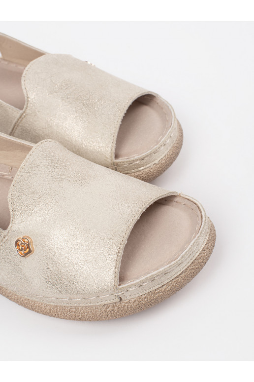 Kuldset värvi kingad ze skórzaną wkładką Kuldset värvi kingad ze skórzaną wkładką