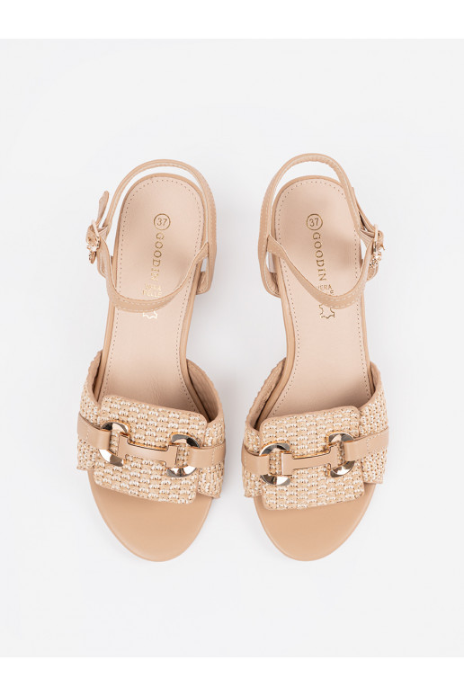 beeži värvi kingad  na średnim słupku