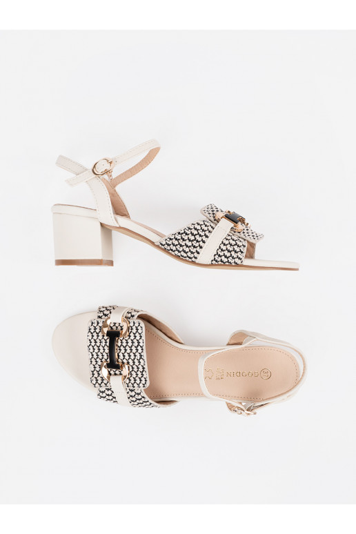 valget värvi kingad  na średnim słupku