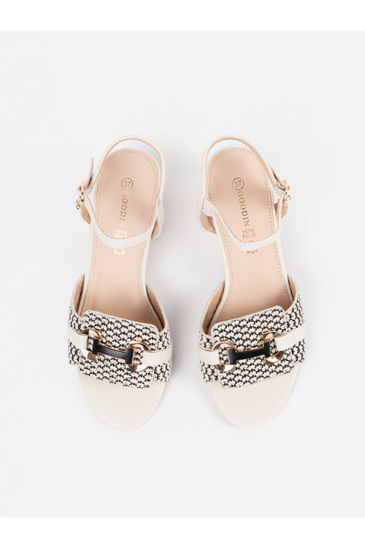 valget värvi kingad  na średnim słupku