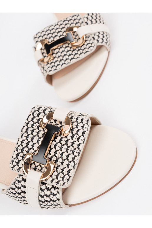 valget värvi kingad  na średnim słupku