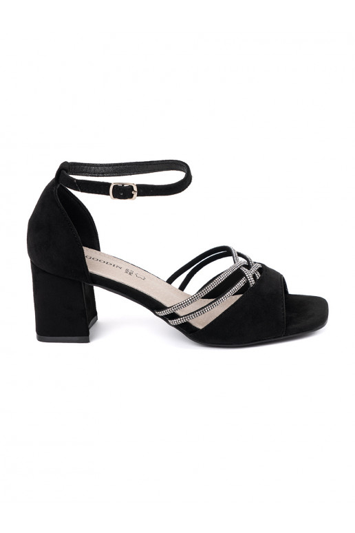 Must kingad  kõrge kontsaga