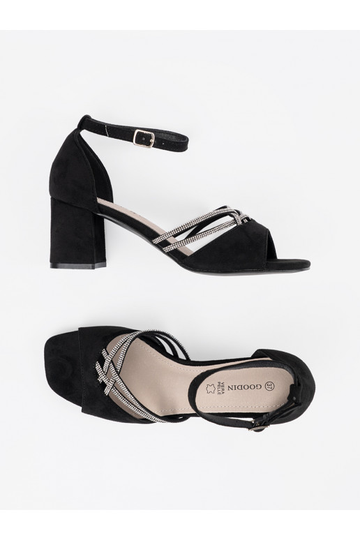 Must kingad  kõrge kontsaga