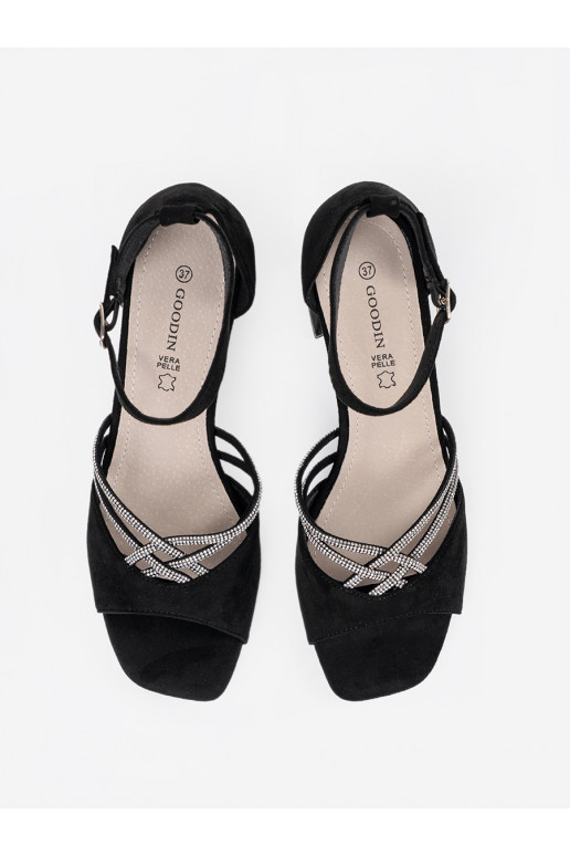 Must kingad  kõrge kontsaga