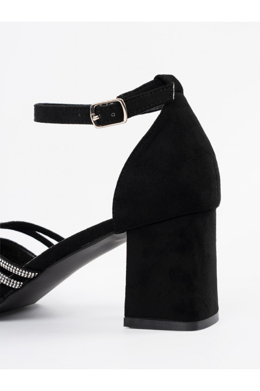 Must kingad  kõrge kontsaga